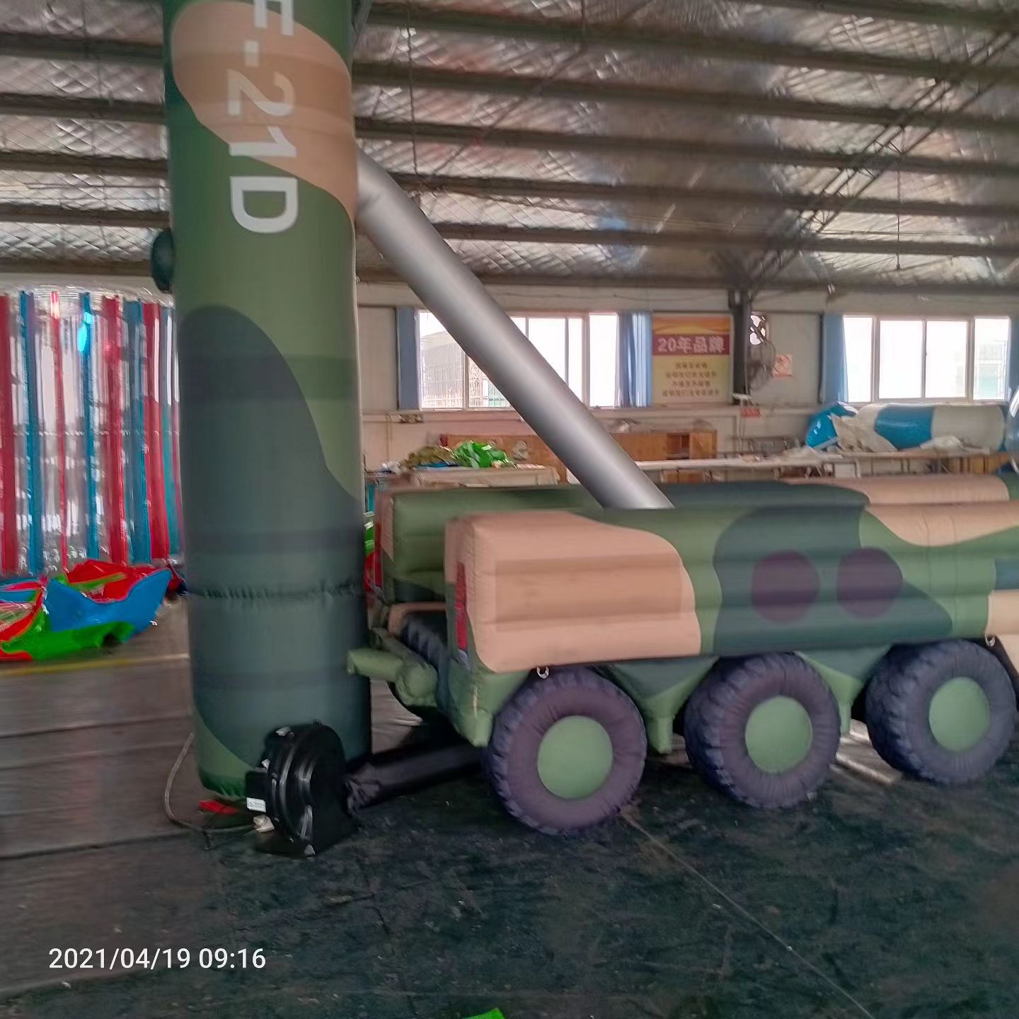 寒亭军事演习中的充气目标车辆：模拟发射车雷达车坦克飞机
